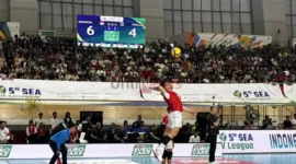 Pemain timnas Indonesia Jassen Nathanael melakukan servis saat menghadapi Thailand di SEA V League 2025 putaran kedua yang berlangsung di Jakarta Internasional Velodrome, Jakarta, Minggu (20/7/2025).