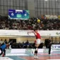 Pemain timnas Indonesia Jassen Nathanael melakukan servis saat menghadapi Thailand di SEA V League 2025 putaran kedua yang berlangsung di Jakarta Internasional Velodrome, Jakarta, Minggu (20/7/2025).