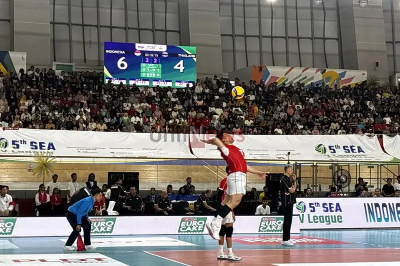 Pemain timnas Indonesia Jassen Nathanael melakukan servis saat menghadapi Thailand di SEA V League 2025 putaran kedua yang berlangsung di Jakarta Internasional Velodrome, Jakarta, Minggu (20/7/2025).