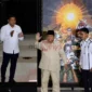 Presiden Prabowo Subianto (dua kanan) menerima cindera mata berupa lukisan potret dirinya berkuda saat acara penutupan Kongres PSI Tahun 2025 di Surakarta, Jawa Tengah, Minggu (20/7/2025).