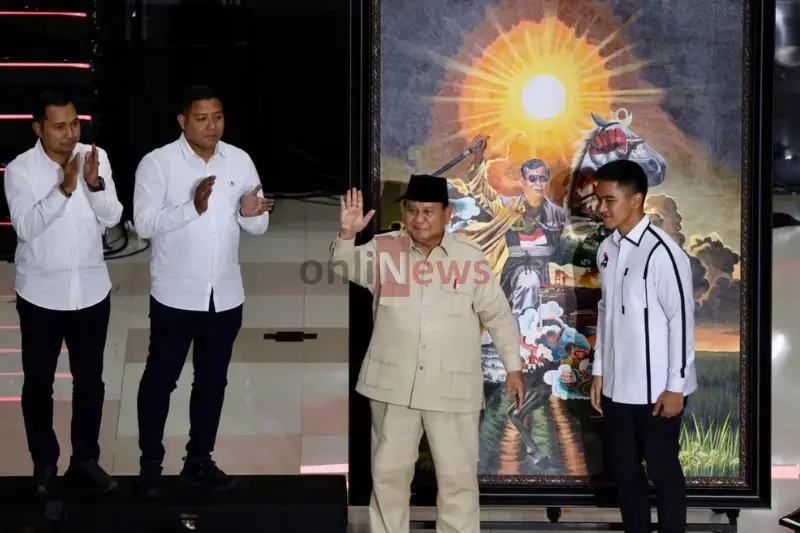 Presiden Prabowo Subianto (dua kanan) menerima cindera mata berupa lukisan potret dirinya berkuda saat acara penutupan Kongres PSI Tahun 2025 di Surakarta, Jawa Tengah, Minggu (20/7/2025).