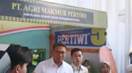 Wakil Menteri Pertanian (Wamentan) Sudaryono meninjau stan pameran pada Pekan Agro Digital dan Inovasi Padi Jateng 2025, di Soropadan, Kabupaten Temanggung, Minggu (20/7/2025).