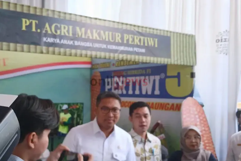 Wakil Menteri Pertanian (Wamentan) Sudaryono meninjau stan pameran pada Pekan Agro Digital dan Inovasi Padi Jateng 2025, di Soropadan, Kabupaten Temanggung, Minggu (20/7/2025).