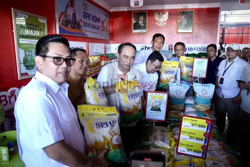Menteri Koperasi (Menkop) Budi Arie Setiadi meninjau Koperasi Desa Merah Putih Bentangan, Klaten, Jawa Tengah, Sabtu (20/7/2025).