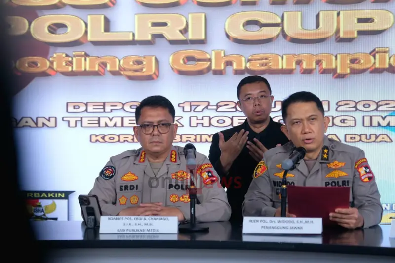 Penanggung Jawab Kejuaraan Kapolri Cup 2025, Irjen Pol. Drs. Widodo, S.H., M.H., didampingi Kabag Penum Divhumas Polri, Kombes Pol. Erdi A. Chaniago, S.I.K., S.H., M.Si., saat memberikan keterangan resmi terkait persiapan kejuaraan di Jakarta. (Humas Polri)
