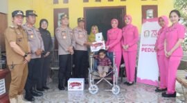 Kapolres Metro Bekasi, Kombes Pol. Mustofa, S.I.K., M.H. menyerahkan kursi roda kepada penyandang disabilitas di Kampung Bulak Temu dan Desa Sukabudi, Kabupaten Bekasi, Jawa Barat