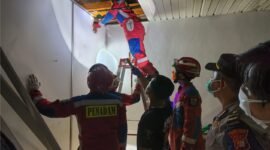Petugas Pemadam Kebakaran evakuasi mayat dalam flapon Gudang Pabrik di kawasan industri Pulomas, Jakarta Timur
