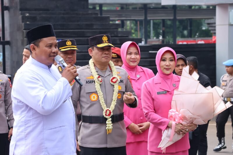 Irjen Pol Asep Edi Suheri menerima pengalungan bunga saat penyambutan sebagai Kapolda Metro Jaya. (Dok-Humas PMJ)
