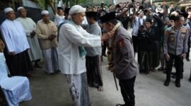 Kapolri Jenderal Listyo Sigit bersilaturahmi ke Ponpes Al-Hamidy Banyuanyar, Pamekasan, Jawa Timur, Selasa (5/8/2025). Ia ajak ulama perkuat sinergi jaga keamanan dan NKRI.