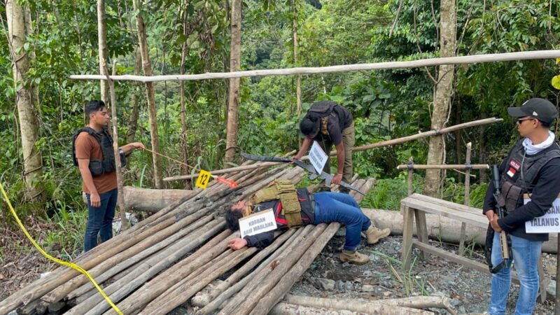 Satgas Damai Cartenz dan Polres Nabire memperagakan 21 adegan rekonstruksi pembunuhan dua personel Brimob di Papua Tengah, Selasa (26/8/2025). (Dok-Polri)