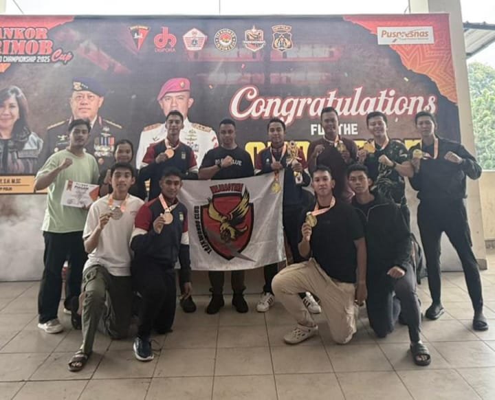 Atlet taekwondo Brimob Polda Metro Jaya menunjukkan medali mereka usai sukses meraih 12 medali dalam Dankobrimob Taekwondo Championship 2025 di GOR Ciracas, Jakarta Timur. (Dok- Humas PMJ)