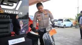 Kapolres Metro Bekasi Kota, Kombes Pol Kusumo Wahyu Bintoro, S.H., S.I.K., M.H memeriksa kondisi vespa antik. (Dok-Polri)