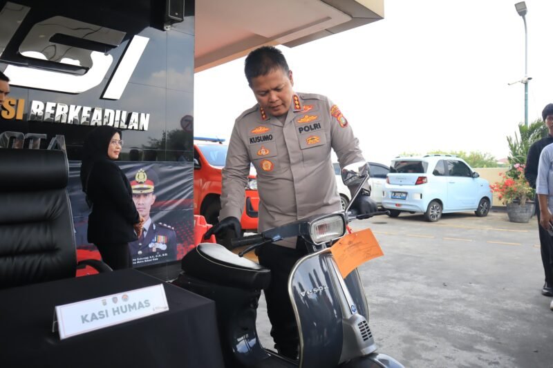 Kapolres Metro Bekasi Kota, Kombes Pol Kusumo Wahyu Bintoro, S.H., S.I.K., M.H memeriksa kondisi vespa antik. (Dok-Polri)