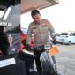 Kapolres Metro Bekasi Kota, Kombes Pol Kusumo Wahyu Bintoro, S.H., S.I.K., M.H memeriksa kondisi vespa antik. (Dok-Polri)