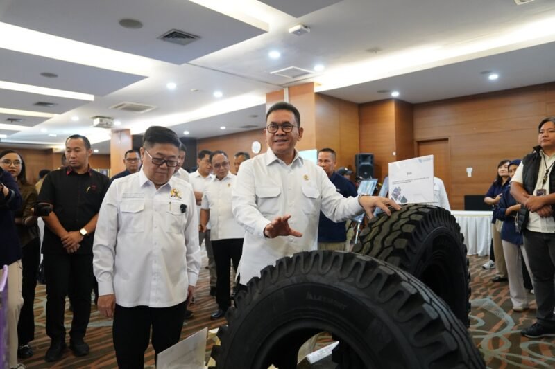 Mendag Budi Santoso saat ekspose pengawasan impor ilegal di Kemendag, Rabu (6/8/2025). Pemerintah serius berantas barang ilegal.
