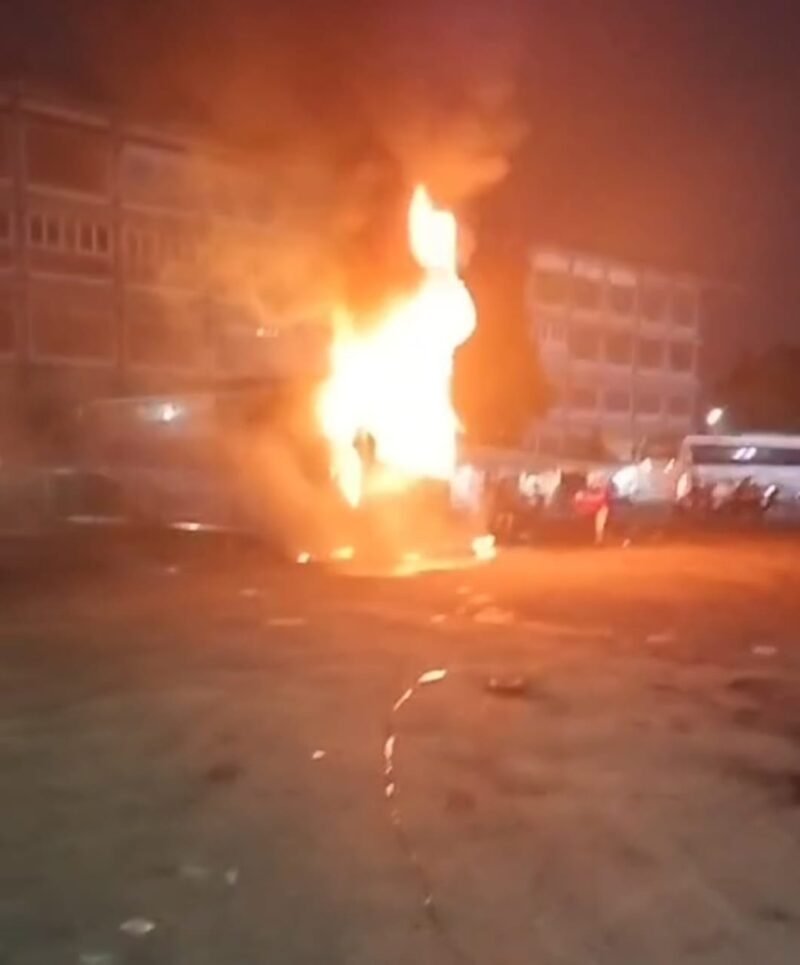 Bus milik Perusahaan Otobus (PO) Adi Prima dilalap api di Terminal Induk Bekasi, Kota Bekasi, Jumat malam (8/8/2025). (Foto-san)