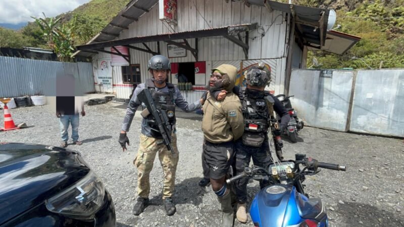 Personel Satgas Damai Cartenz saat mengamankan Konara Enumbi, anggota KKB Yambi, di Puncak Jaya, Papua Tengah. (Dok-Polri)