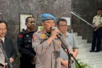 Kadiv Propam Polri Irjen Pol Abdul Karim menyampaikan hasil pemeriksaan tujuh oknum Brimob yang melanggar kode etik dalam kasus tewasnya driver ojol Affan Kurniawan di Mabes Polri, Jumat (29/8/2025). (Dok-Polri)
