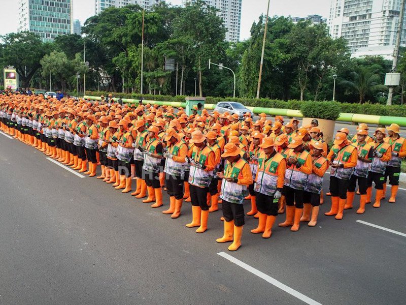 Petugas PPSU DKI Jakarta bersiap menandatangani kontrak kerja baru tahun 2025. Dok: Kominfo DKI JKT