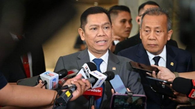 Sekjen Partai Golkar, Muhammad Sarmuji, mengumumkan penonaktifan Adies Kadir dari DPR RI di Jakarta, Minggu (31/8/2025). (Dok-Istimewa)
