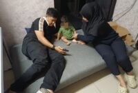 Tersangka Rina Rismala Soetarya bersama bayinya saat berada di ruang Satreskrim Polres Metro Jakarta Pusat. (Dok. Polres Jakpus)