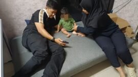 Tersangka Rina Rismala Soetarya bersama bayinya saat berada di ruang Satreskrim Polres Metro Jakarta Pusat. (Dok. Polres Jakpus)