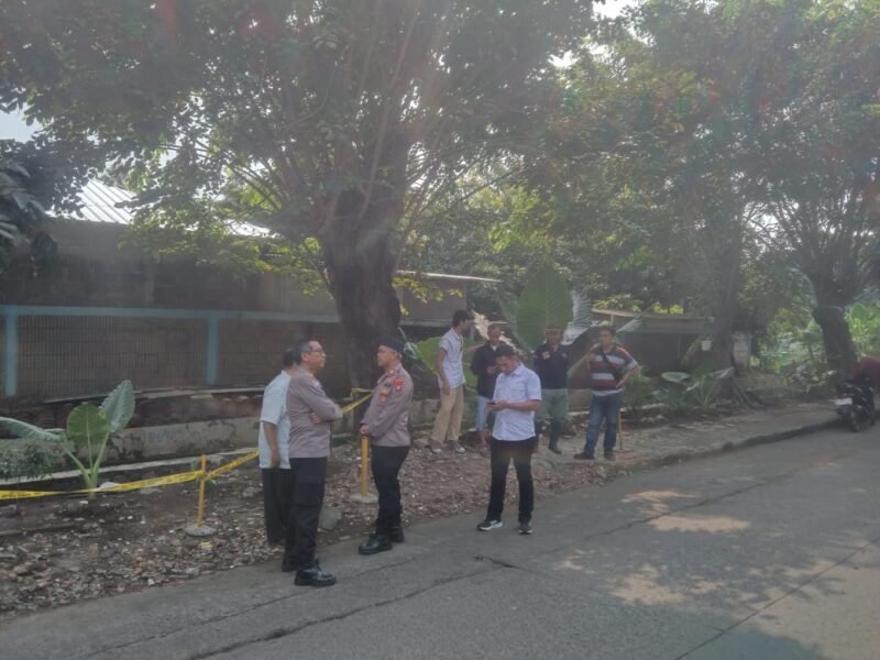 Polisi memeriksa lokasi penemuan mayat bayi perempuan terbungkus plastik kresek di saluran polder air, Bekasi Barat. (san)