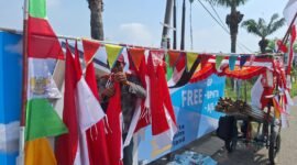 Pedagang bendera musiman di Bekasi mengaku permintaan terhadap bendera One Piece justru lebih tinggi dibanding bendera merah putih, Senin (4/8/2025)-san