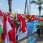 Pedagang bendera musiman di Bekasi mengaku permintaan terhadap bendera One Piece justru lebih tinggi dibanding bendera merah putih, Senin (4/8/2025)-san