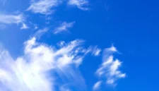 Ilustrasi langit cerah berawan di wilayah Jakarta pada pagi hari dengan kondisi udara lembap. (Posnews/Ist)