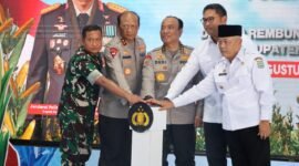 Wakil Menteri Pertanian dan Irwasum Polri meresmikan pembangunan SPPG di Desa Rembun, Malang, Rabu (6/8/2025) - (Foto Istimewa)