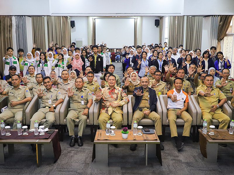 Peserta Lomba Karya Ilmiah Pemuda 2025 memperlihatkan karya penelitian di bidang IPA, IPS, dan Teknologi. (Dok-Diskominfo DKI JKT)