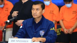 Konferensi pers Direktur Tindak Pidana Siber Bareskrim Polri Brigjen Pol Himawan Bayu Aji trait pengungkapan kasus judi online. (Posnews/Ist)