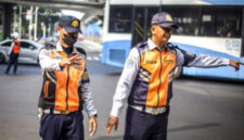 Ilustrasi, Petugas Dinas Perhubungan DKI Jakarta mengatur arus kendaraan di kawasan Bundaran HI menjelang puncak perayaan HUT ke-499 Jakarta.(Posnews/Ist)