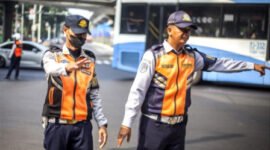 Ilustrasi, Petugas Dinas Perhubungan DKI Jakarta mengatur arus kendaraan di kawasan Bundaran HI menjelang puncak perayaan HUT ke-499 Jakarta.(Posnews/Ist)