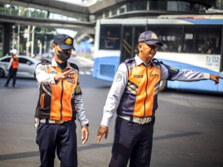 Ilustrasi, petugas Dishub mengatur lalu lintas di Jalan Jenderal Sudirman saat proyek MRT Fase 2 berlangsung pada malam hari. (Posnews/Ist)