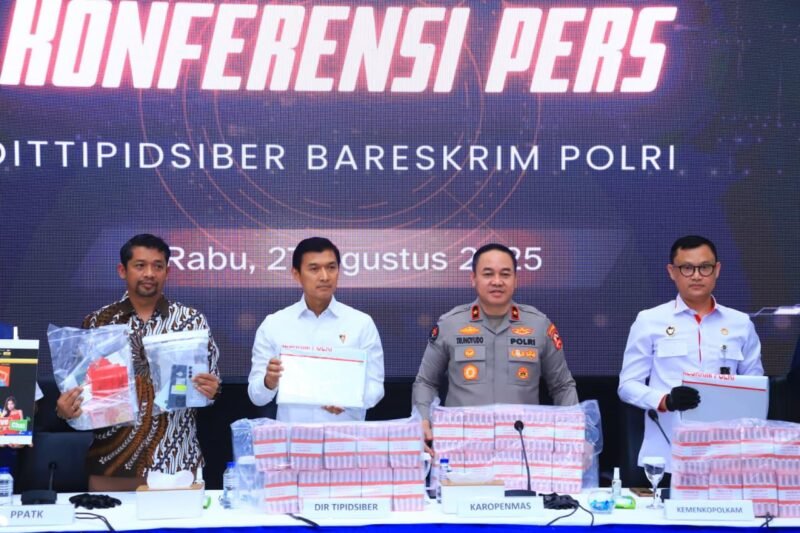 Direktorat Tindak Pidana Siber Bareskrim Polri memaparkan pengungkapan jaringan judi online nasional dan internasional di Gedung Awaloedin Djamin, Jakarta, Rabu (27/8/2025). (Dok-Polri)