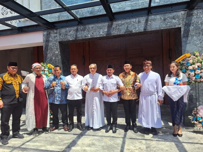 Bupati Bekasi Ade Kuswara Kunang bersama Romo Antonius Suhardi dalam peresmian Gereja Ibu Paroki Teresa, Cikarang. (Foto-San)
