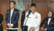 Menteri Sosial Saifullah Yusuf memberikan pernyataan terkait ribuan ASN Kemensos yang absen setelah libur Lebaran. (Posnews/Ist)