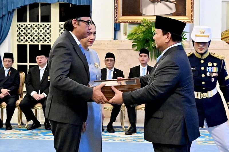 Presiden Prabowo Subianto menyerahkan Bintang Republik Indonesia Utama kepada keluarga almarhum Jenderal Hoegeng Iman Santoso dan Aloysius Benedictus Mboi di Istana Negara, Senin (25/8/2025). (Dok-Setneg)