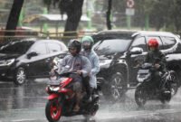 Peta peringatan cuaca BMKG 1-2 Oktober 2025 menunjukkan wilayah Jabodetabek yang berpotensi hujan lebat dan risiko banjir serta longsor. Dok-Istimewa