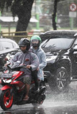 Prakiraan Cuaca Kamis 19 Maret 2026: Jabodetabek dan Kota Besar Diguyur Hujan Lebat