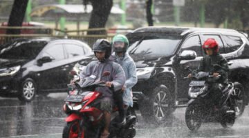 Pengendara motor mengenakan jas hujan saat melintas di tengah hujan di kawasan Jakarta dan sekitarnya.
(Posnews/Ist)