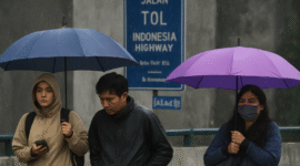 Warga berteduh saat hujan turun di kawasan Jakarta Selatan, Kamis (7/8/2025). (Foto/onlinews)