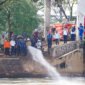 Petugas DLH DKI Jakarta menyemprot busa putih di Pintu Weir 3 Kanal Banjir Timur menggunakan mikroba pengurai pencemar, Rabu (13/8/2025). (Dok-Humas DKI Jakarta)
