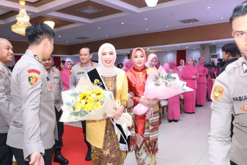 Ibu Lina Karyoto secara resmi menyerahkan tugas Ibu Asuh Polwan Polda Metro Jaya kepada Ibu Indah Asep Edi Suheri dalam prosesi khidmat, Rabu (20/8/2025). (Dok-Humas PMJ)