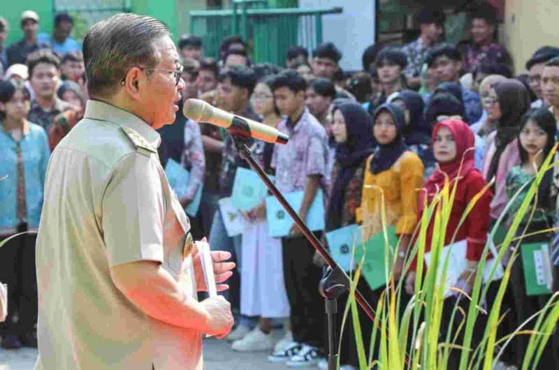 Gubernur DKI Jakarta Pramono Anung menyerahkan bantuan pemutihan ijazah secara simbolis kepada siswa di SMA Islam Said Naum, Jakarta Pusat, Kamis (21/8/2025). (Dok-Humas DKI Jakarta)