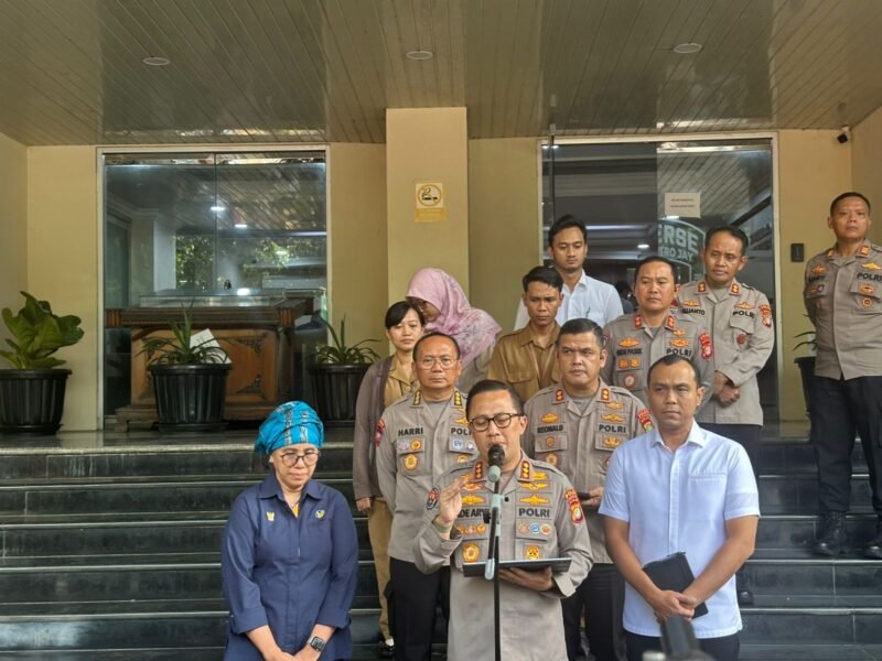 Polisi mengamankan ratusan orang dalam aksi unjuk rasa di sekitar Gedung DPR RI, Jakarta. Dari total 351 orang, 196 di antaranya anak di bawah umur, Senin (25/8/2025). (Dok-Humas PMJ)