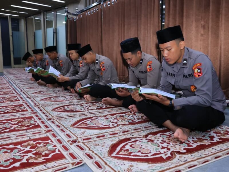 Personel Divhumas Polri mengikuti pengajian dan khataman Al-Qur’an rutin di Mushola lantai 3 Gedung Humas Polri, Jakarta, Senin (25/8/2025). (dok-Polri)