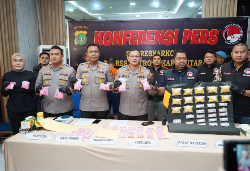 Kapolres Metro Jakarta Utara, Kombes Erick Frendiz menunjukkan barang bukti ekstasi